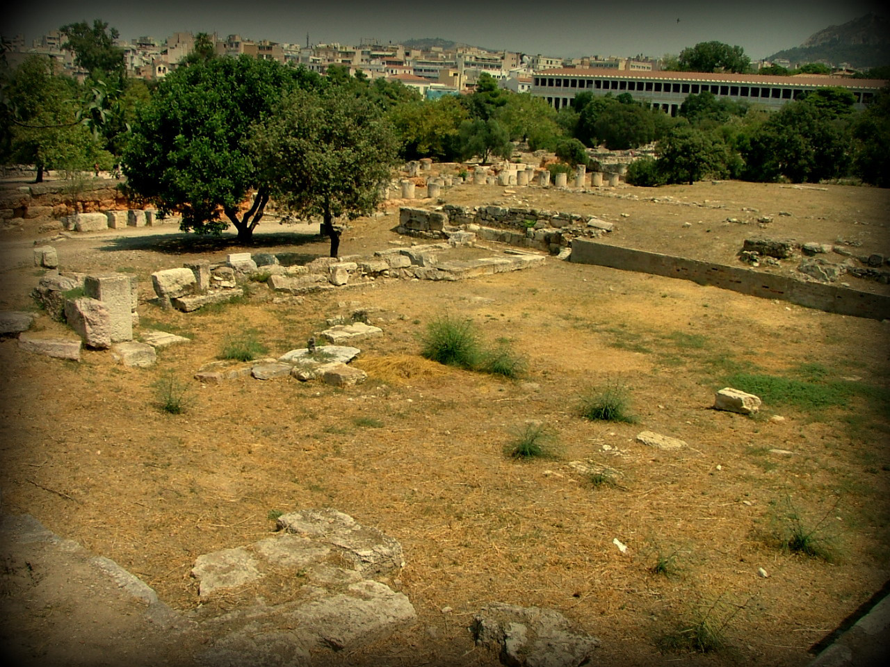 https://theancientwebgreece.files.wordpress.com/2017/02/dd558-recinto_de_la_heliea-_stoa_de_atalo_al_fondo-_25c32581gora_de_atenas.jpg?w=1280&h=960